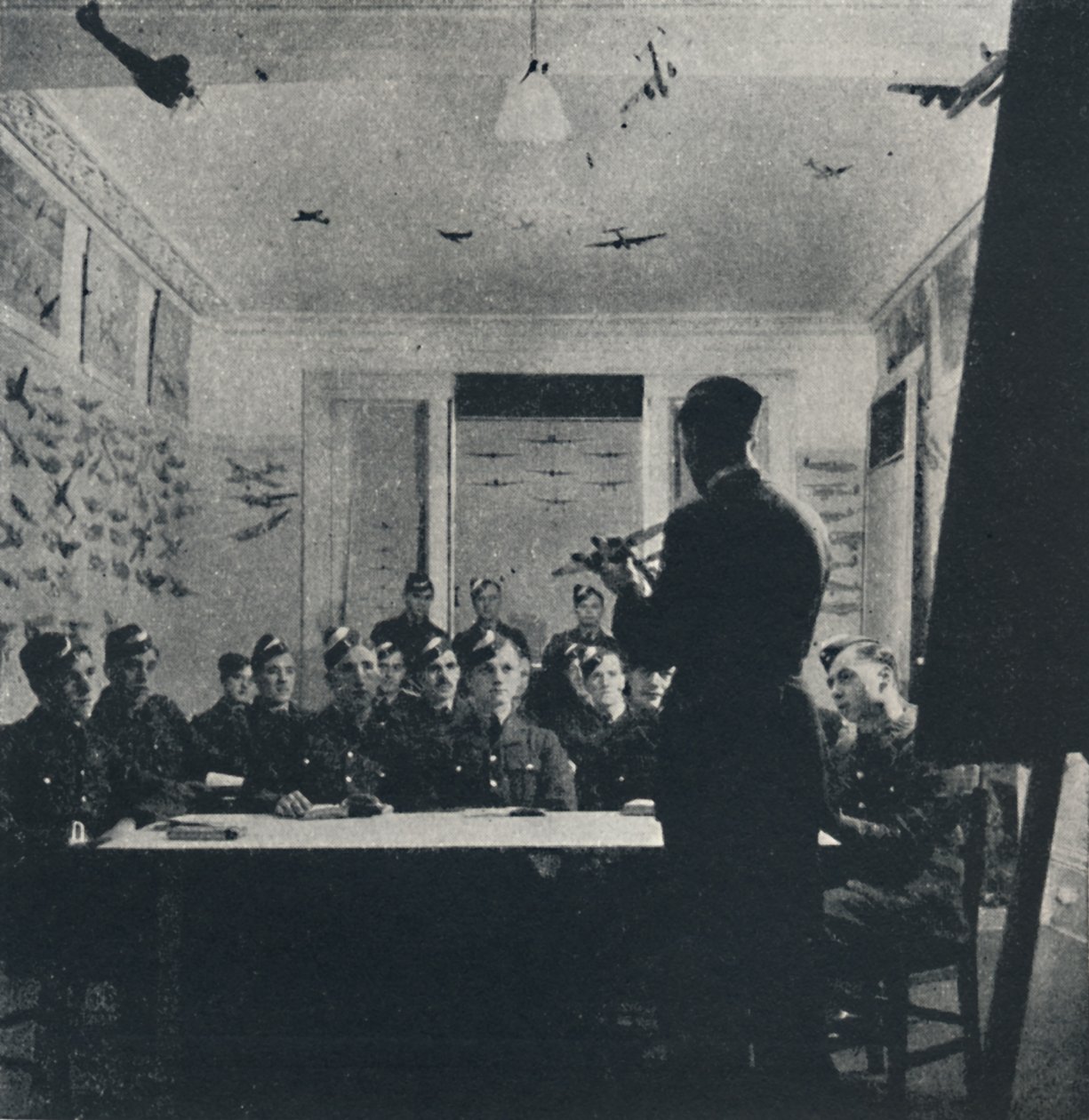 训练基础：飞机识别，1941年 作者 塞西尔·比顿（Cecil Beaton）