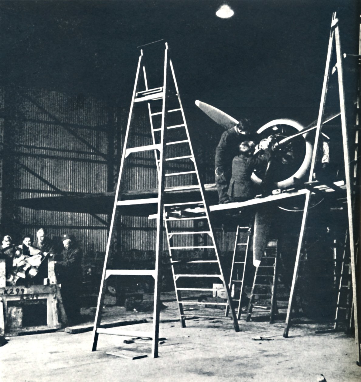 地面人员的工作从未完成，1941年 作者 塞西尔·比顿（Cecil Beaton）