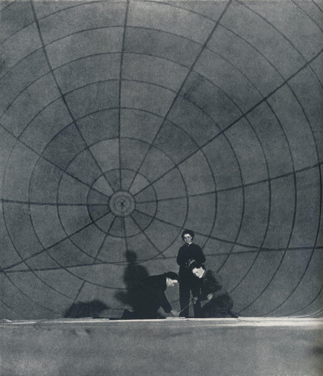 网络WAAFS在气球上工作，1941年 作者 塞西尔·比顿（Cecil Beaton）