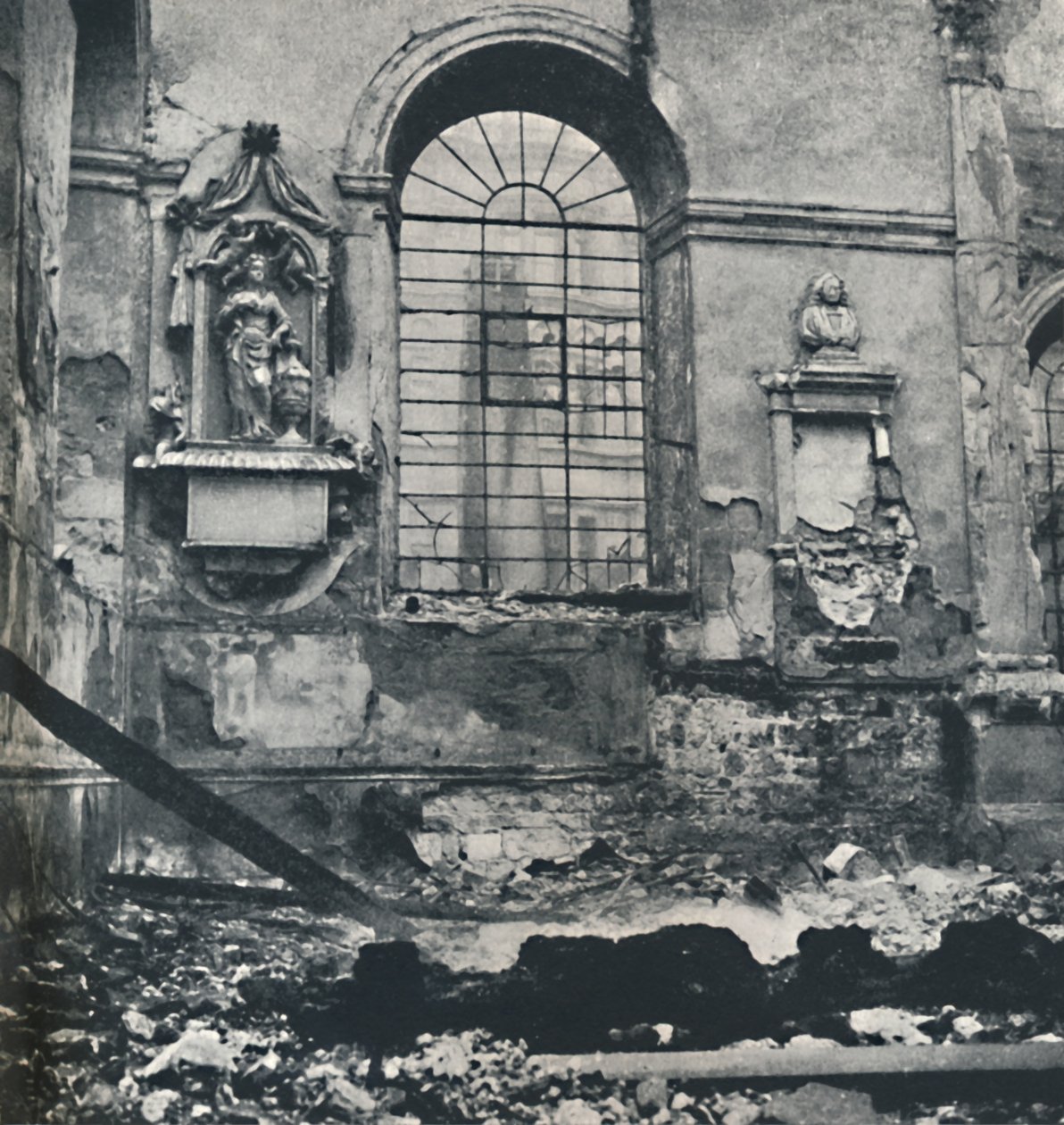 这些碎片圣劳伦斯犹太教堂，1941年 作者 塞西尔·比顿（Cecil Beaton）