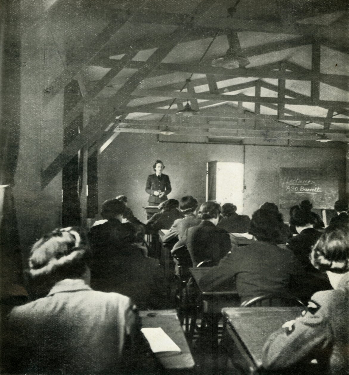 WAAF军官演讲，c1943。 作者 塞西尔·比顿（Cecil Beaton）