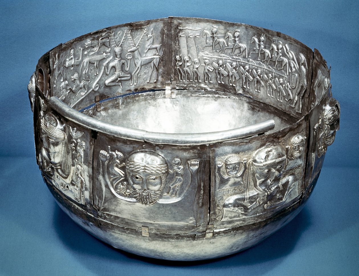 Gundestrup Cauldron（碗），公元前1世纪的凯尔特仪式船。右边是Cernunnos，动物之王。银部分镀金。丹麦国家博物馆，哥本哈根。 作者 凯尔特人