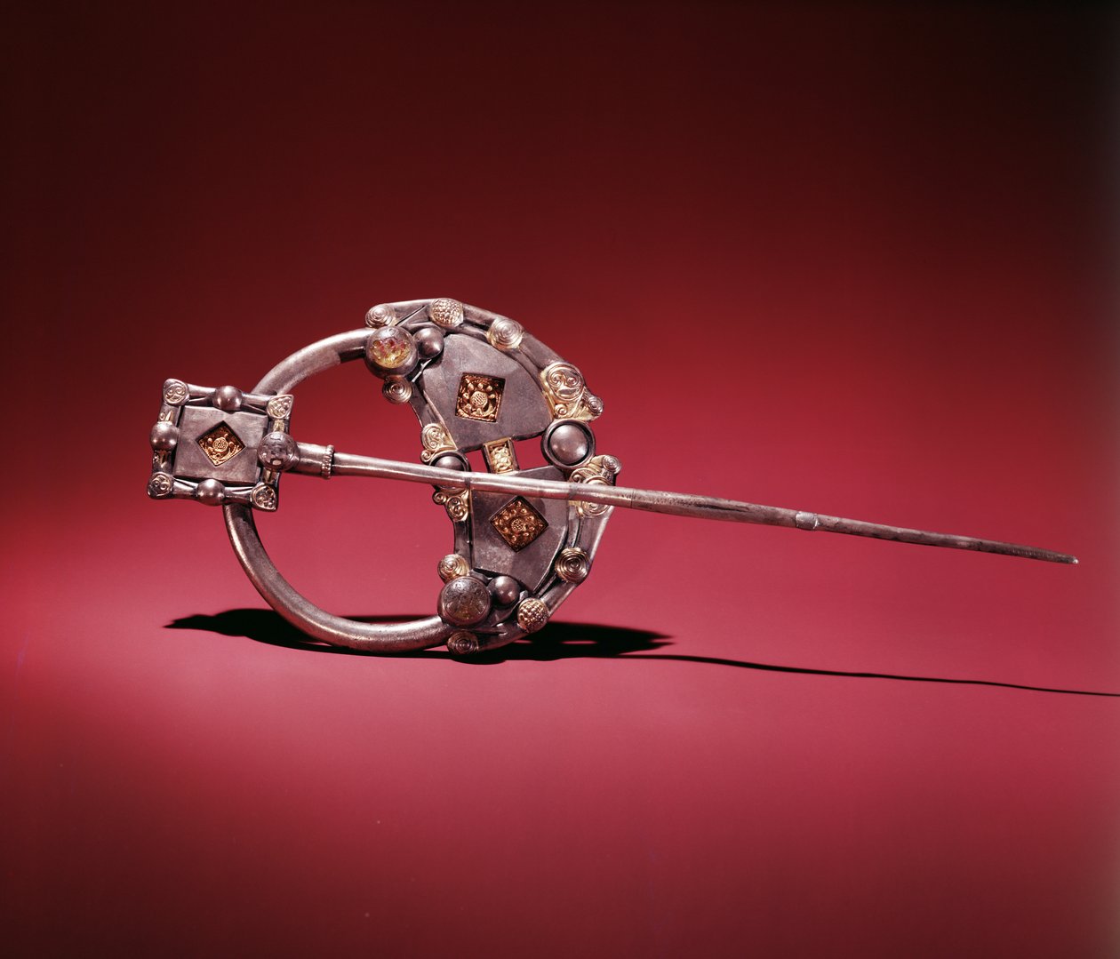 Killamery胸针，Killamery，基尔肯尼郡，维京时代（银色，金色，玻璃和琥珀色） 作者 凯尔特人