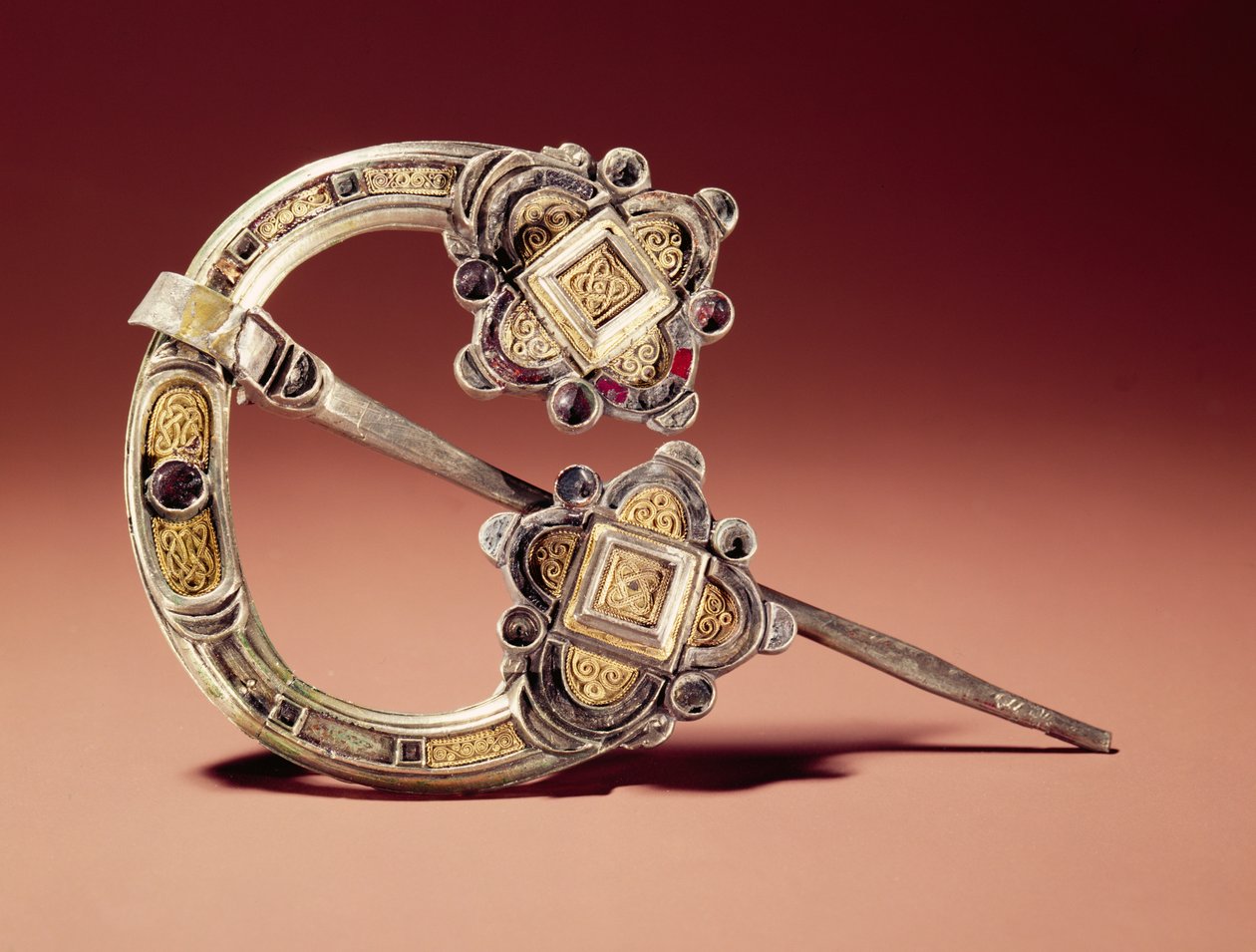 Kilmainham胸针，来自都柏林郡Kilmainham，8-9世纪（银和金） 作者 凯尔特人