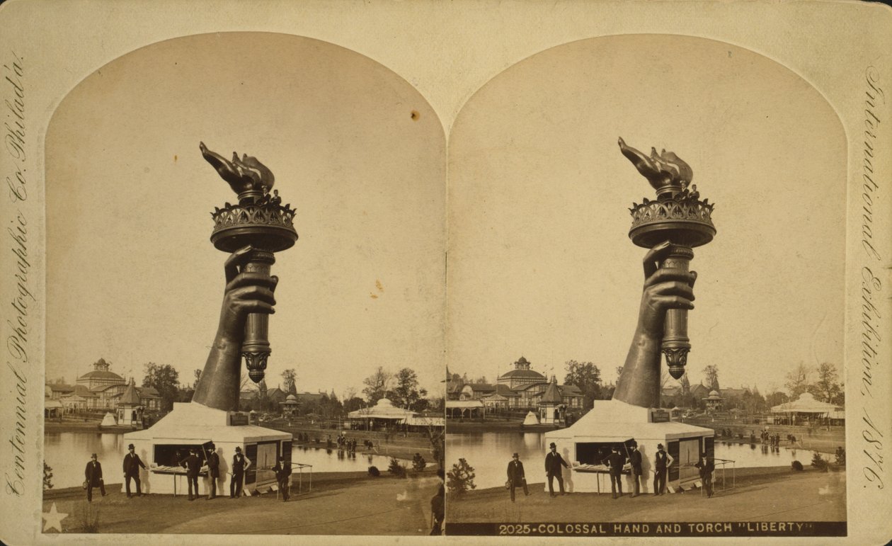 1876年费城百年纪念展上展出的巨大手电筒“自由” 作者 百年摄影有限公司