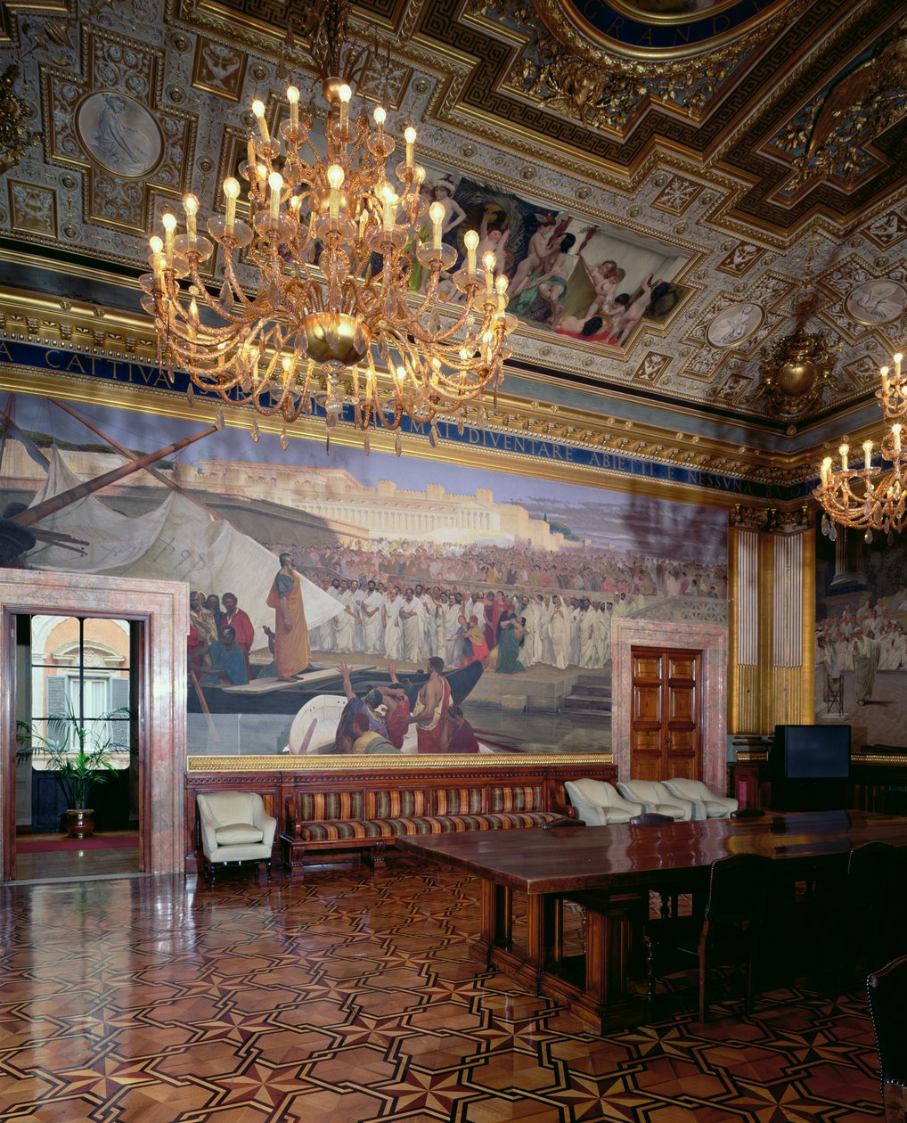 Sala Maccari Maccari Room装饰华丽，镀金灰泥和罗马历史场景，人群面前描绘演说者的细节，1882-88照片 作者 凯撒马卡里