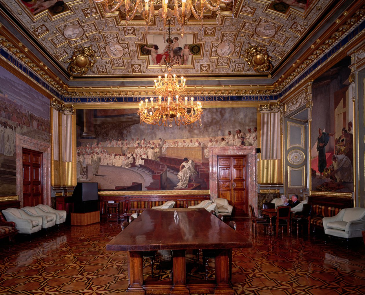 Sala Maccari Maccari Room装饰华丽，镀金灰泥和罗马历史场景，描绘罗马参议院的小组细节，1882-88照片 作者 凯撒马卡里