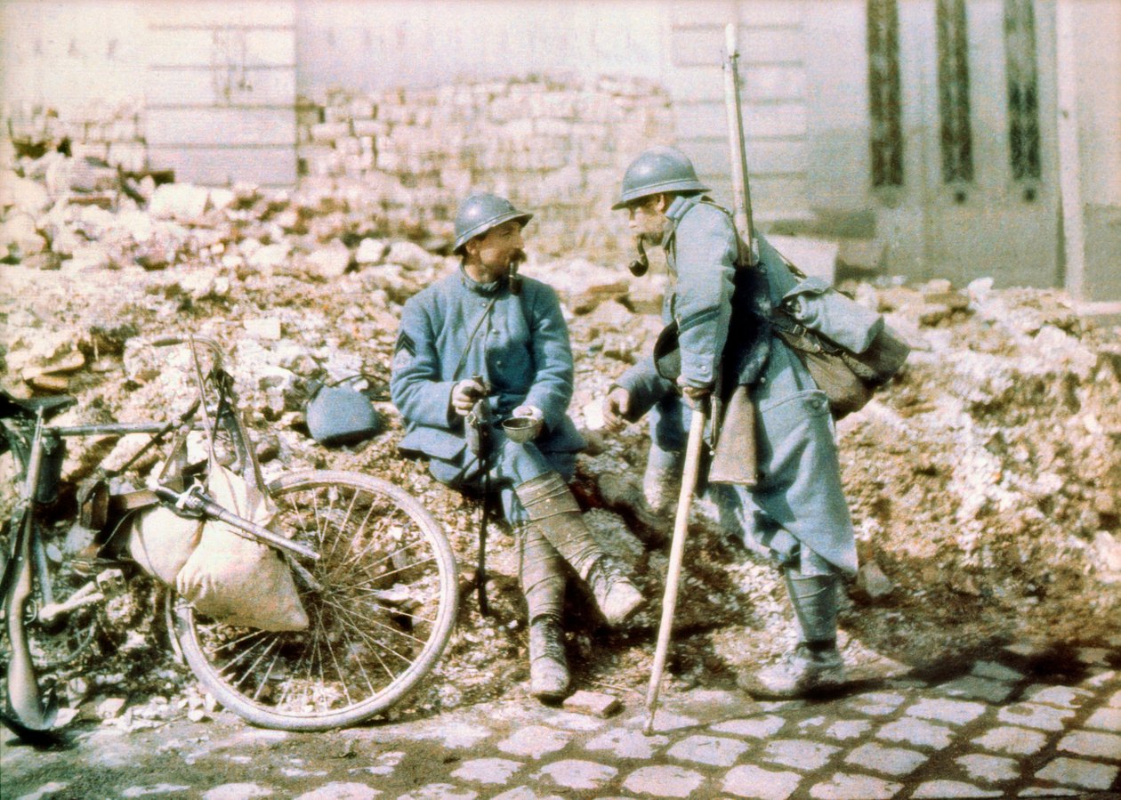 两个法国士兵在一个城镇遭到德国炮兵炮击，西部阵线，法国，c.1914-18（自动色） 作者 查尔斯·阿德里安