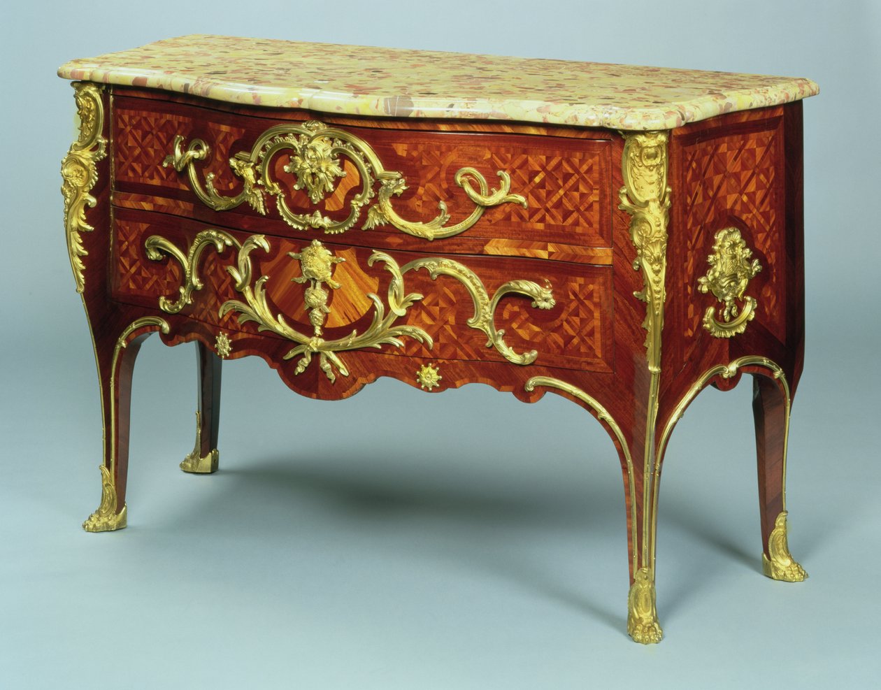 Louis XV Commode，c.1730 satinwood和amaranth 作者 查尔斯·克雷森特