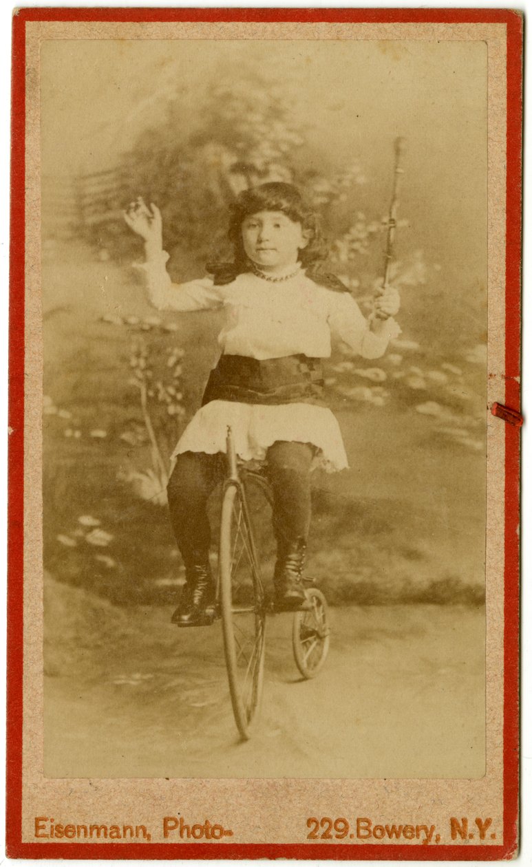 一个女孩的演播室画象三轮车的，c.1880s 作者 查尔斯·艾森曼