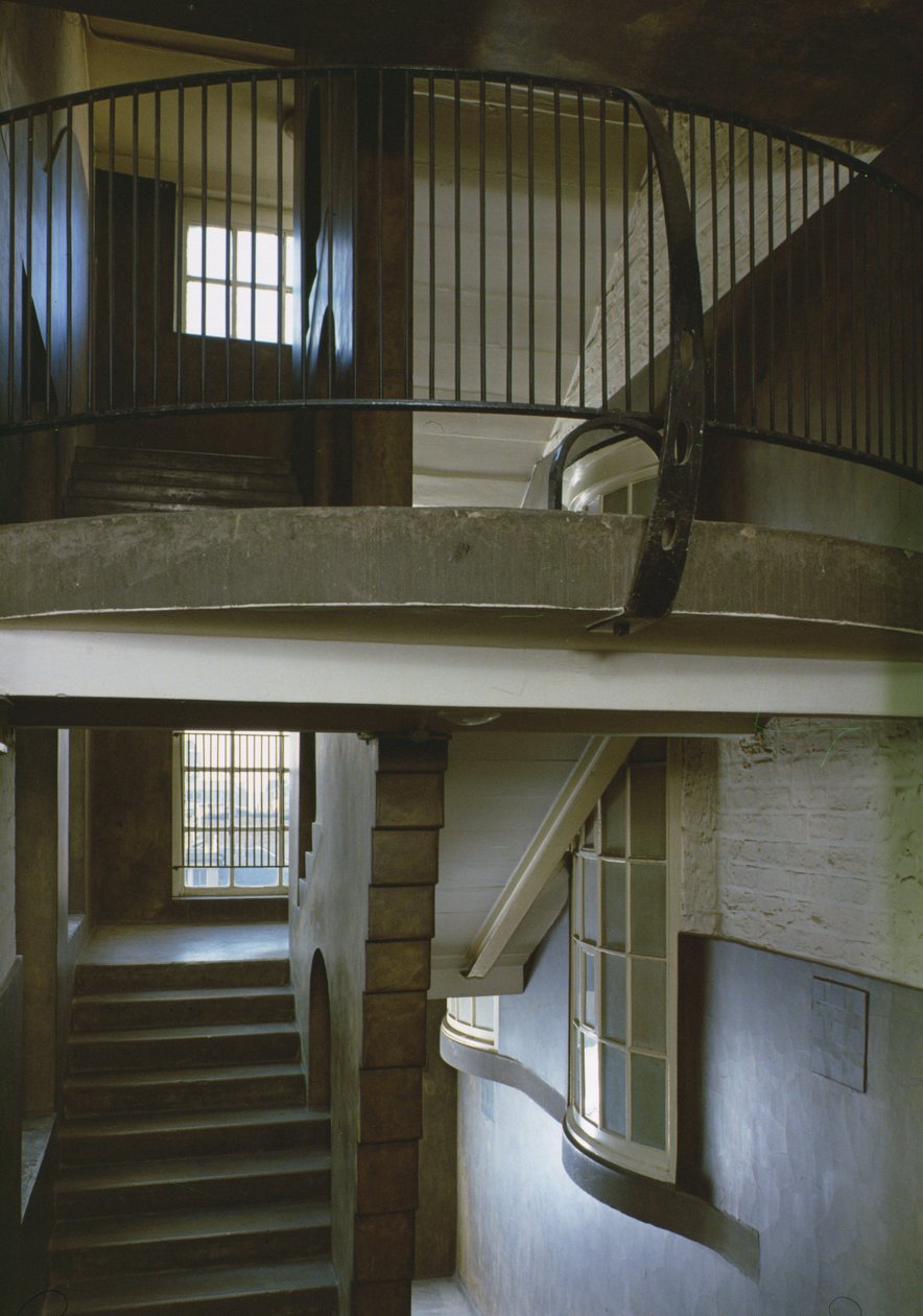 东楼梯的视图，建于1897-99 作者 查尔斯·雷尼·麦金托什