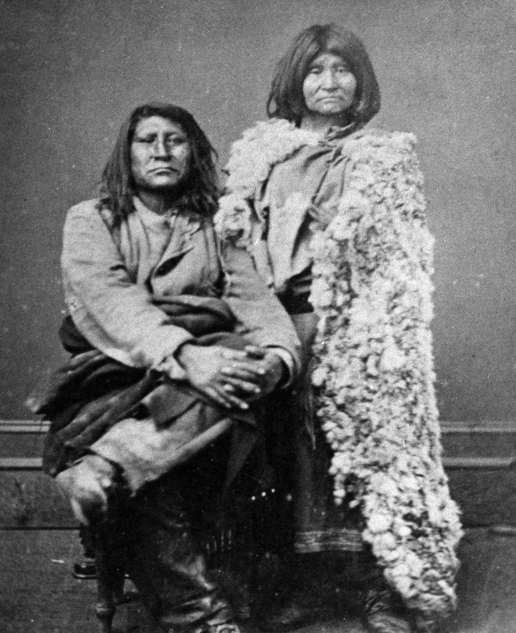 1880年，Se-go-witz和他的新娘穿着兔皮长袍 作者 查尔斯·罗斯科（Charles Roscoe）Savage