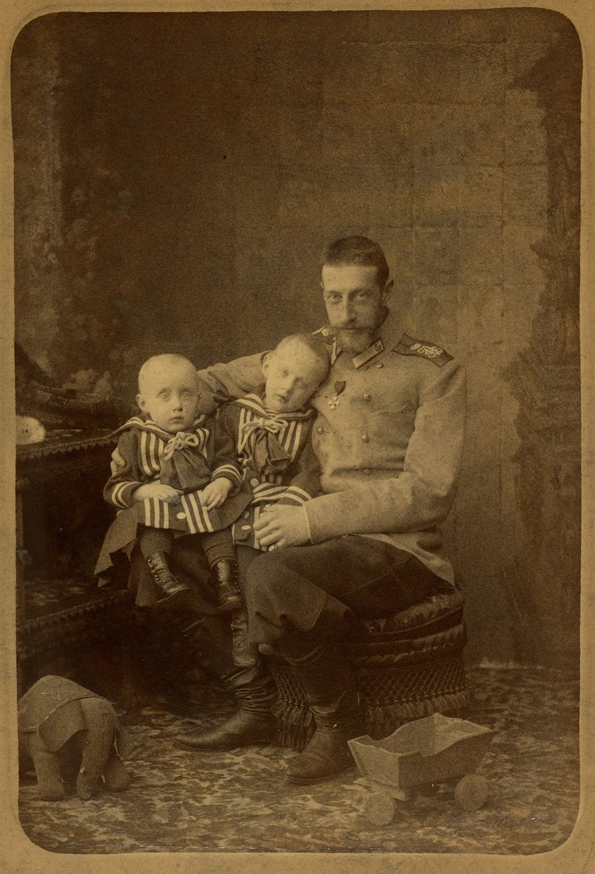 Constantin Constantinovich de Russie avec ses Ioann et Gabriel - 俄罗斯大公康斯坦丁·康斯坦丁诺维奇与儿子约翰·康斯坦丁诺维奇和加布里埃尔·康斯坦丁诺维奇，作者：卡尔·贝尔加马斯科（1830-1896 年）。 白蛋白照片，c。 1890.俄罗斯 作者 查尔斯·贝加马斯科