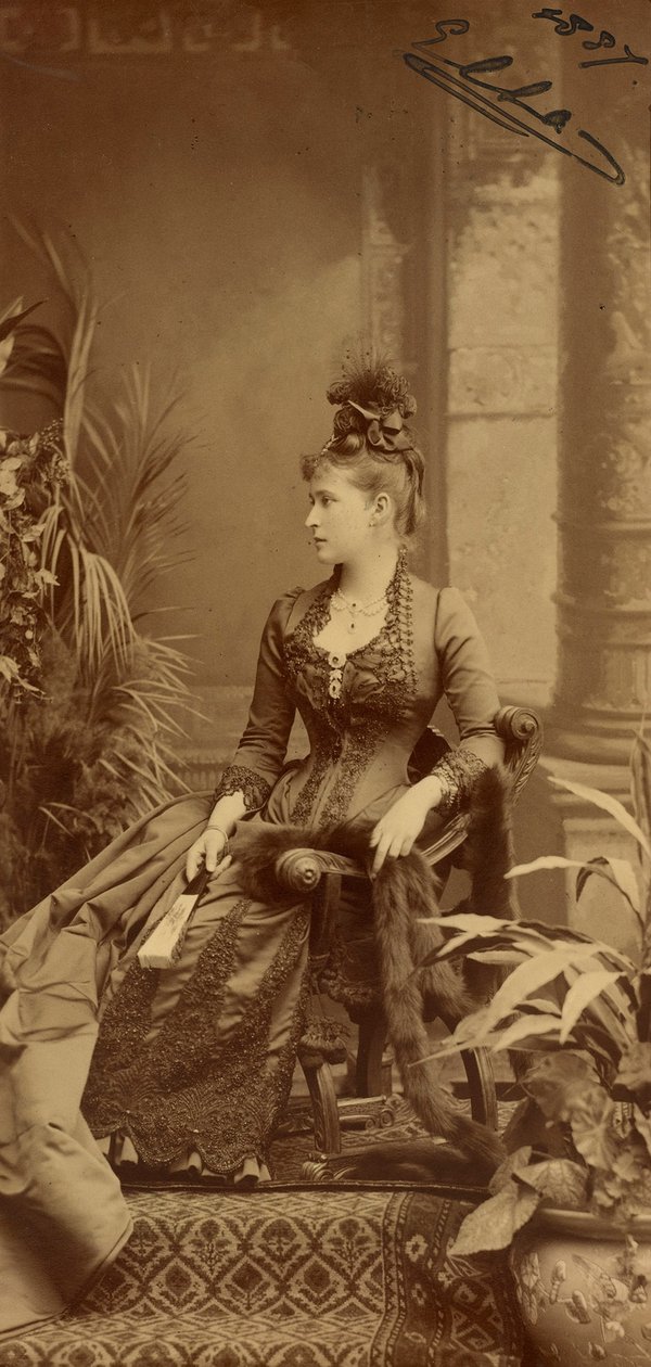 伊丽莎白·费奥多罗夫娜·德·鲁西 (Elisabeth de Hesse Darmstadt) (1864-1918) - 黑森州和莱茵河畔的伊丽莎白公主伊丽莎白·费奥多罗夫娜大公夫人 (1864-1918) 的肖像，由查尔斯·贝加马斯科 (Karl) (1830-1896) 绘制。 明胶银摄影 作者 查尔斯·贝加马斯科