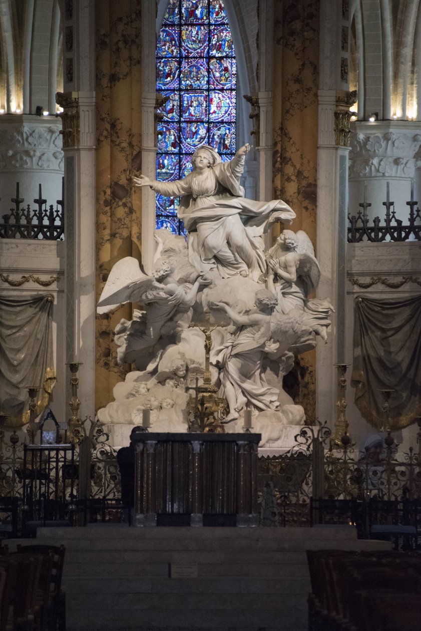 Inside view of the Cathedral of Chartres, the Master Altar (sculpture by Charles Antoine Bridan the Assumption 作者 查尔斯·安托万·布里丹