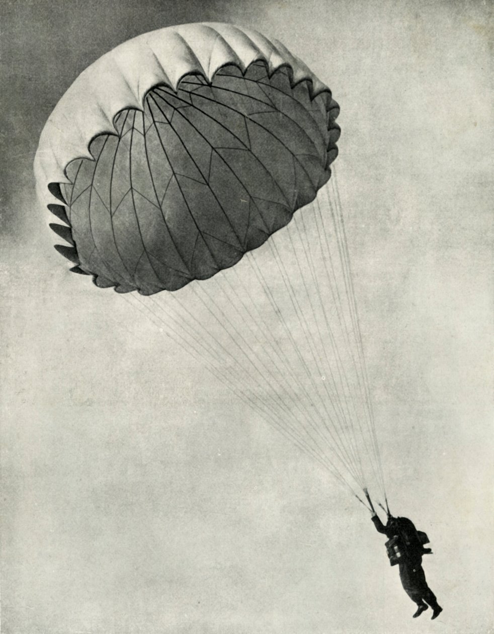 1941年第二次世界大战期间，飞行员使用降落伞。 作者 查尔斯·布朗