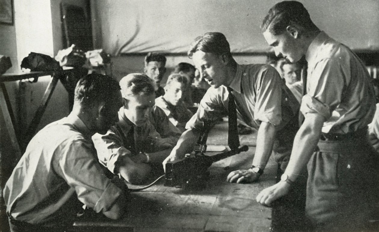 皇家空军人员学习武器，1941年。 作者 查尔斯·布朗