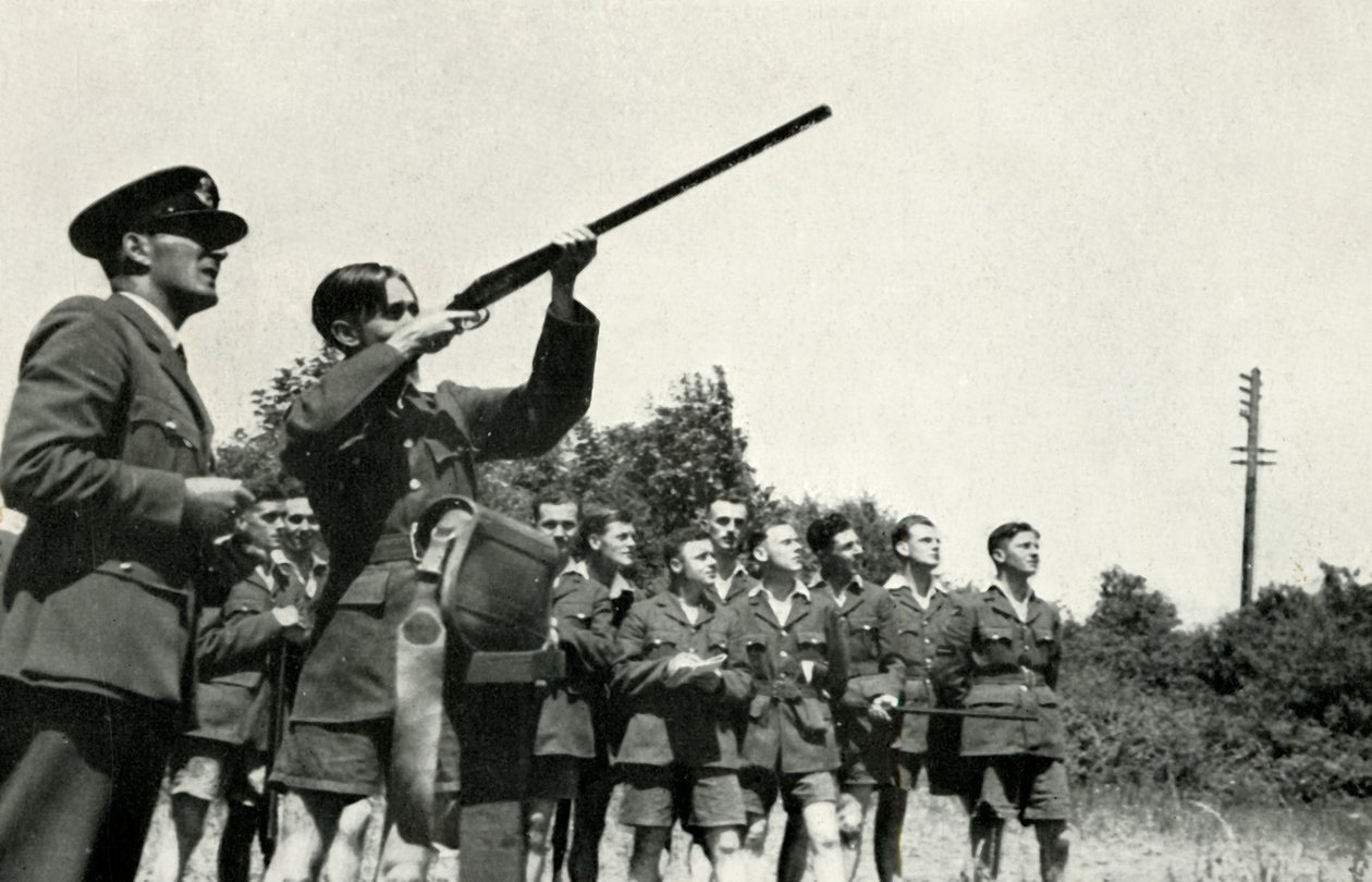 皇家空军人员在1941年第二次世界大战期间学习射击枪支。 作者 查尔斯·布朗