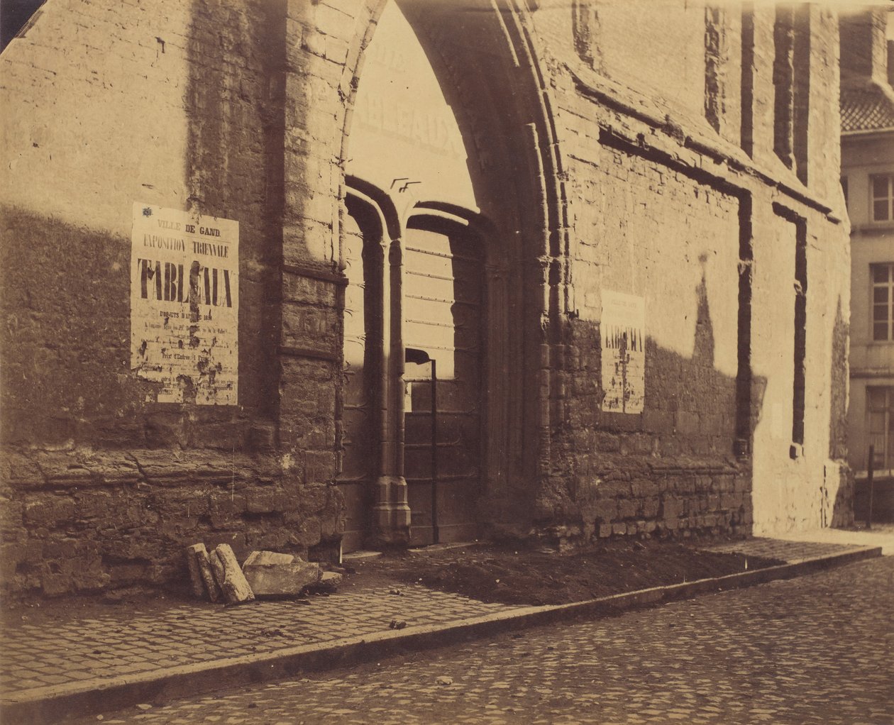 [Predikheevenkerk的门口，比利时根特]，约1858年。 作者 查尔斯·德霍伊