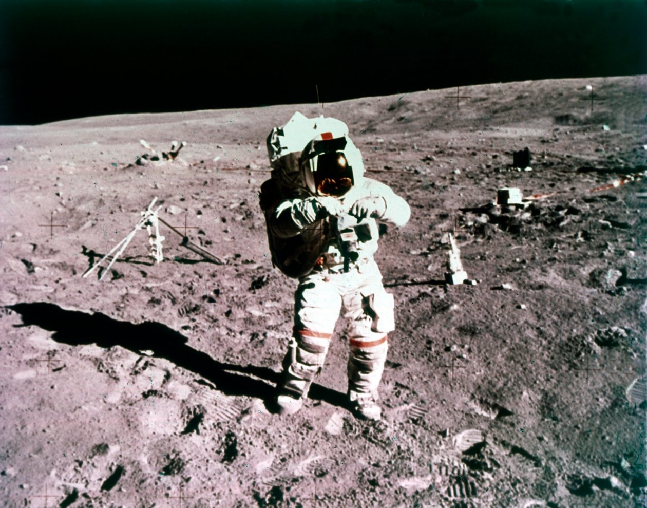 宇航员约翰-杨在月球表面，阿波罗16号任务，1972年4月21日。 作者 查尔斯·杜克