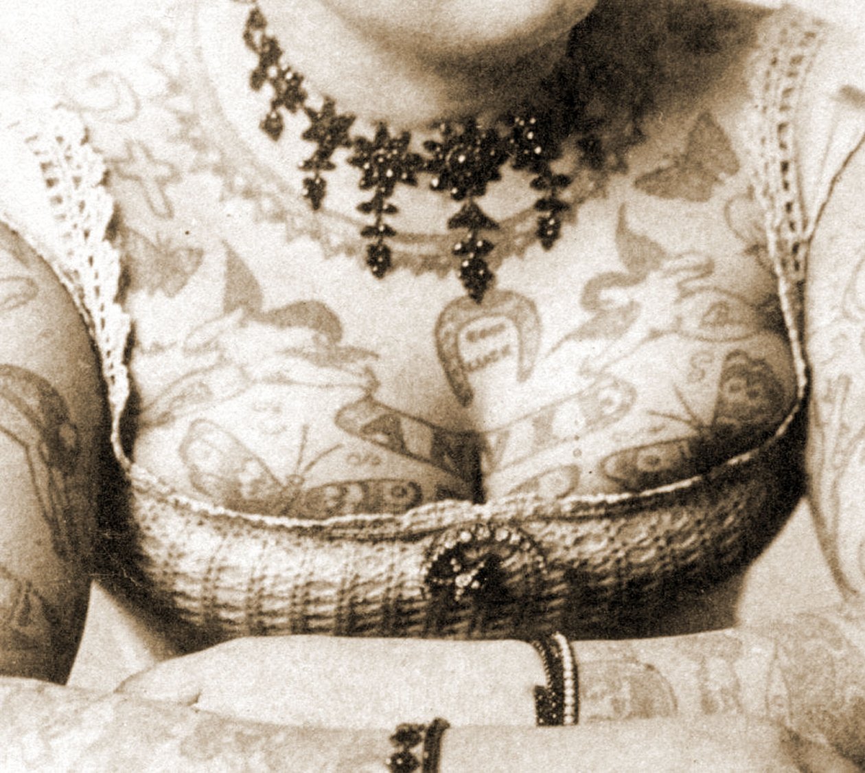 Annie Howard的胸部特写，c.1898（内阁照片） 作者 查尔斯·艾森曼
