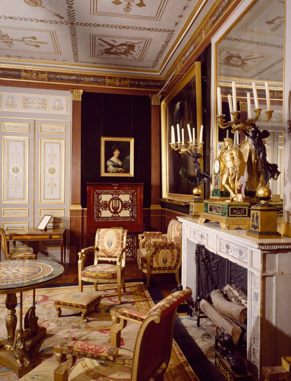 位于Rueil-Malmaison的Chateau de Malmaison的访客沙龙和Hortense女王的左侧肖像，由建筑师Pierre-Francois-Leonard Fontaine和Charles Percier设计，法国 作者 查尔斯和方丹皮埃尔·佩西尔