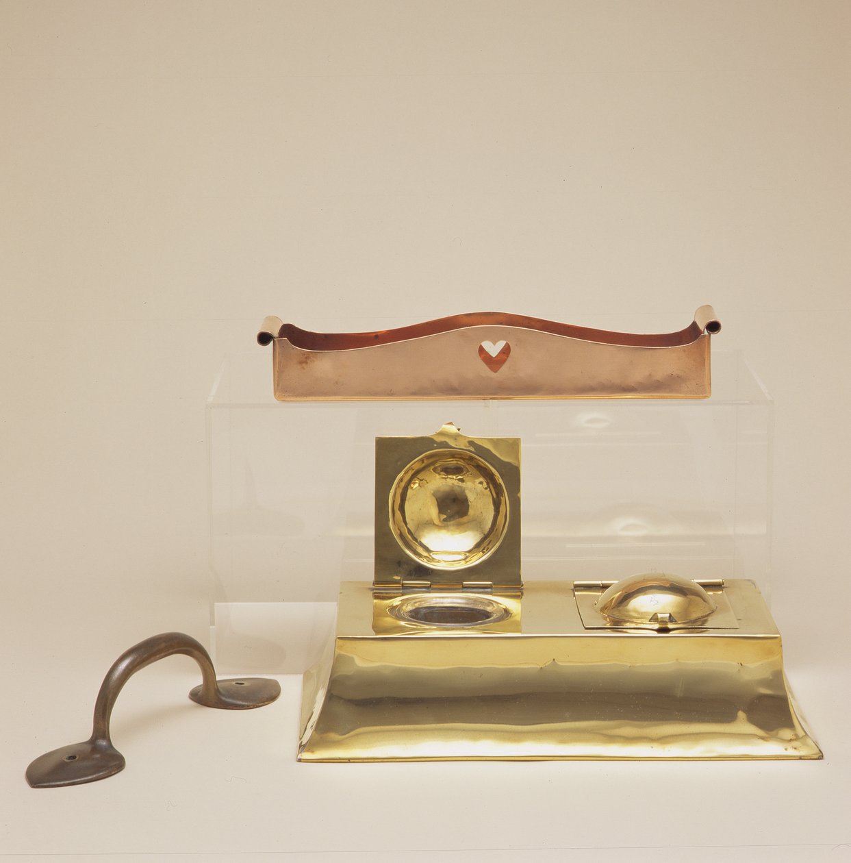 金属制品，c.1895-1900 作者 查尔斯·弗朗西斯·安妮斯利·沃西