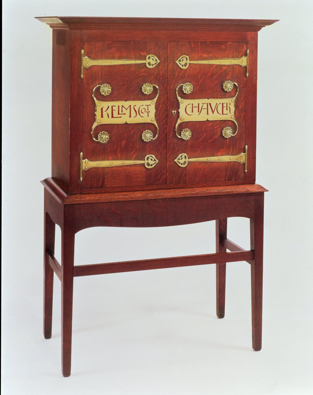 Kelmscott Chaucer柜子，由CFAVoysey（1857-1941）设计，由F.Coote制造，1899年（橡木配黄铜配件） 作者 查尔斯·弗朗西斯·安妮斯利·沃西