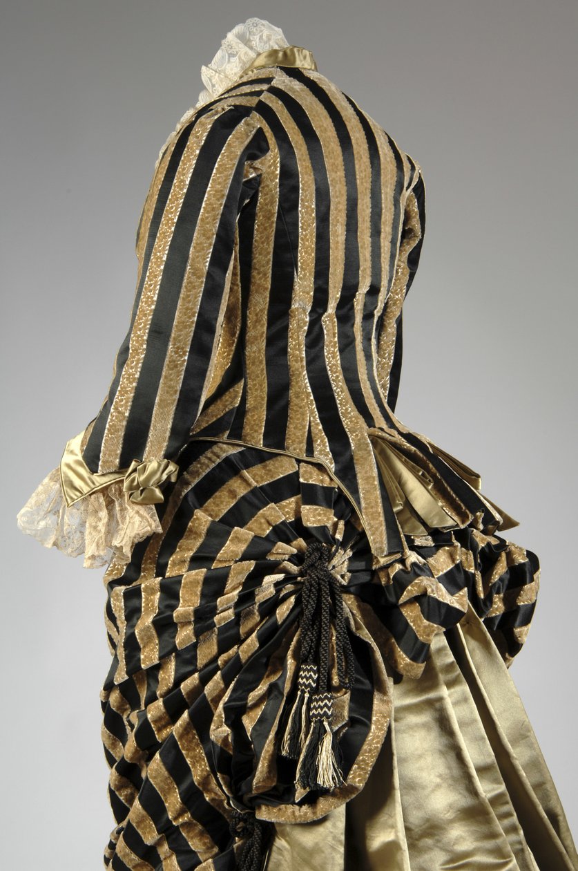 晚礼服，c.1884（背面斜视图）。 丝缎和剪裁天鹅绒、蕾丝、丝线流苏和流苏。 查尔斯·弗雷德里克·沃思，法国。 作者 查尔斯·弗雷德里克·沃思