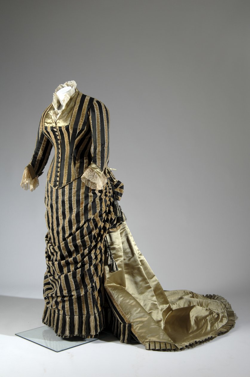 Evening dress, c.1884 (side oblique view). Silk satin and cut velvet, lace, silk thread tassels and fringe. Charles Frederick Worth, France. 作者 查尔斯·弗雷德里克·沃思