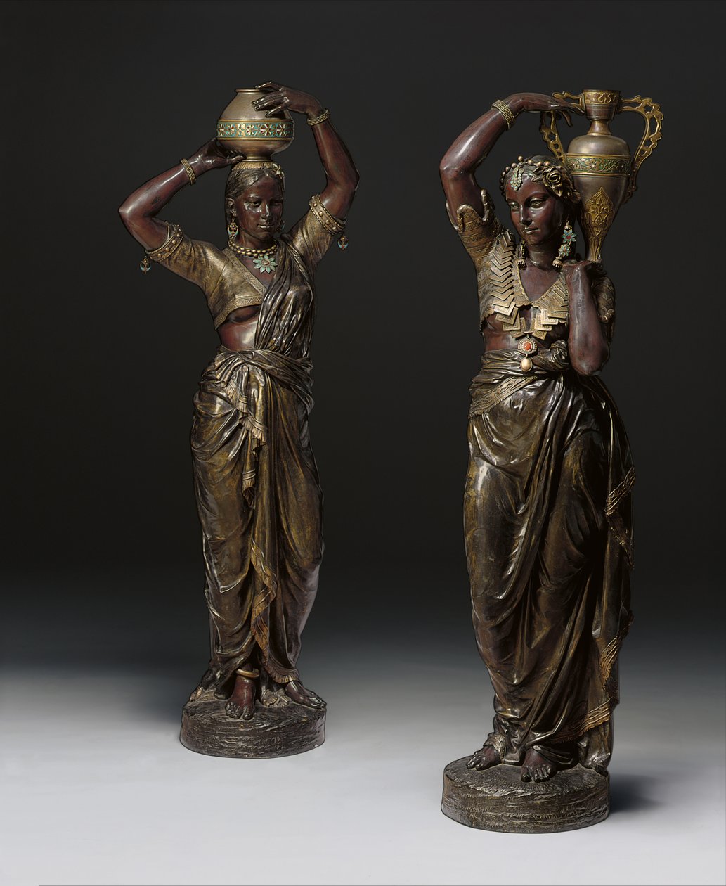 两只印度妇女手持花瓶的青铜火炬，1862 -1865年 作者 查尔斯·亨利·约瑟夫·科迪埃