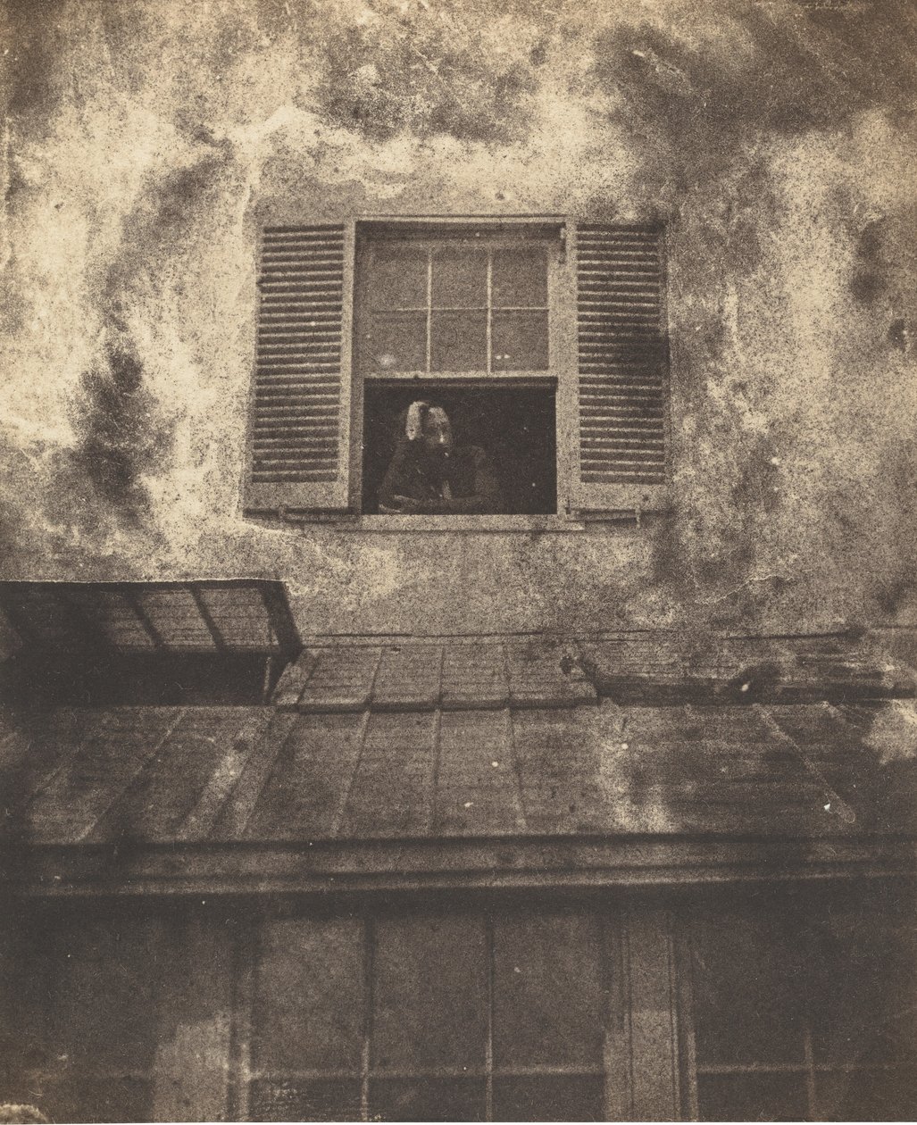 奥古斯特-瓦奎里在窗前，Marine Terrace，约1853年。创作人：Charles Hugo, Auguste Vacquerie. 作者 查尔斯·雨果，奥古斯特·瓦奎里