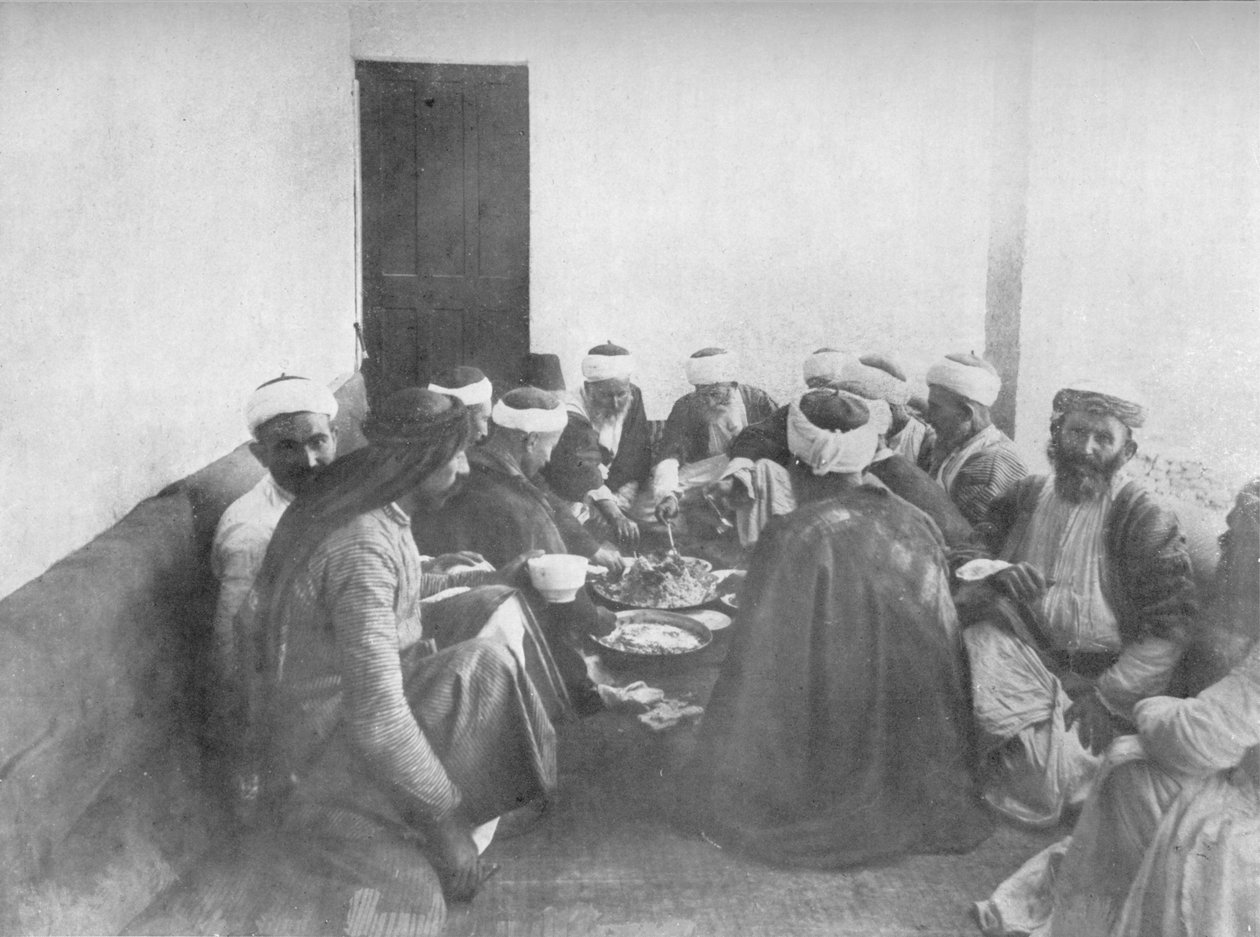 与玻璃瓶一起用餐，c1913 作者 查尔斯·JS·马金