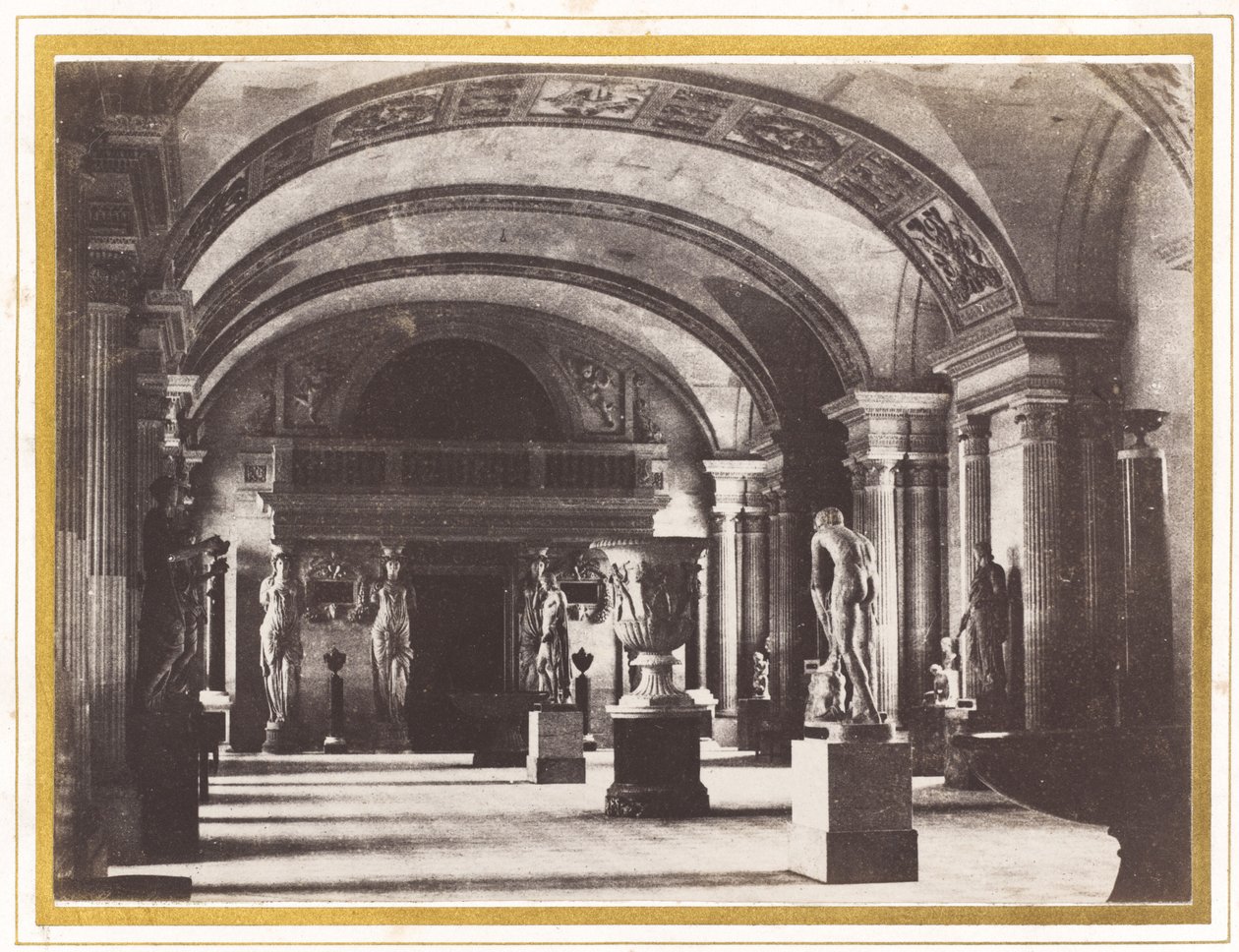 Salle des Cariatides，卢浮宫博物馆，约 1851 年（照片） 作者 查尔斯·马维尔