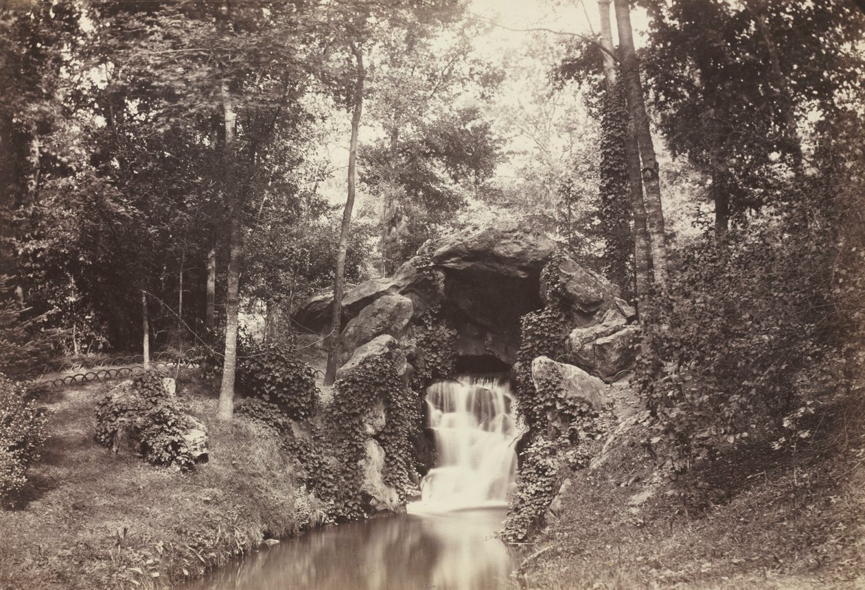 通往鹿池的小石窟的景色，布瓦涅（Bois de Boulogne），1858年。 作者 查尔斯·马维尔
