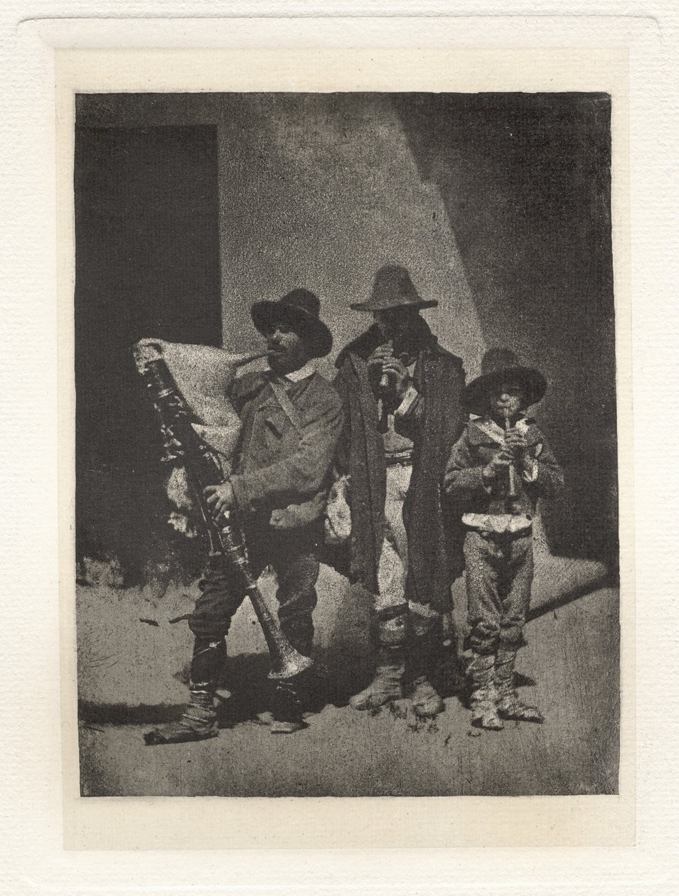 板块三--三组皮弗拉里人站立，在波旁街21号法院（Plate III - Groupe de Trois Pifferari Debout）。 作者 查尔斯·内格雷，安德烈·詹姆斯