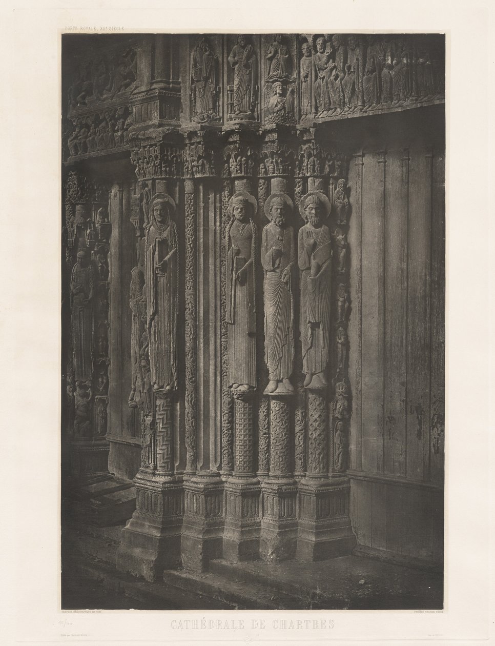 Planche XIII - Cathédrale de Chartres, Statues Colonnes de la Porte Centrale du Portail Royal（图版十三--沙特尔大教堂，皇家入口中央门内的雕像柱）。 作者 查尔斯·内格雷，安德烈·詹姆斯