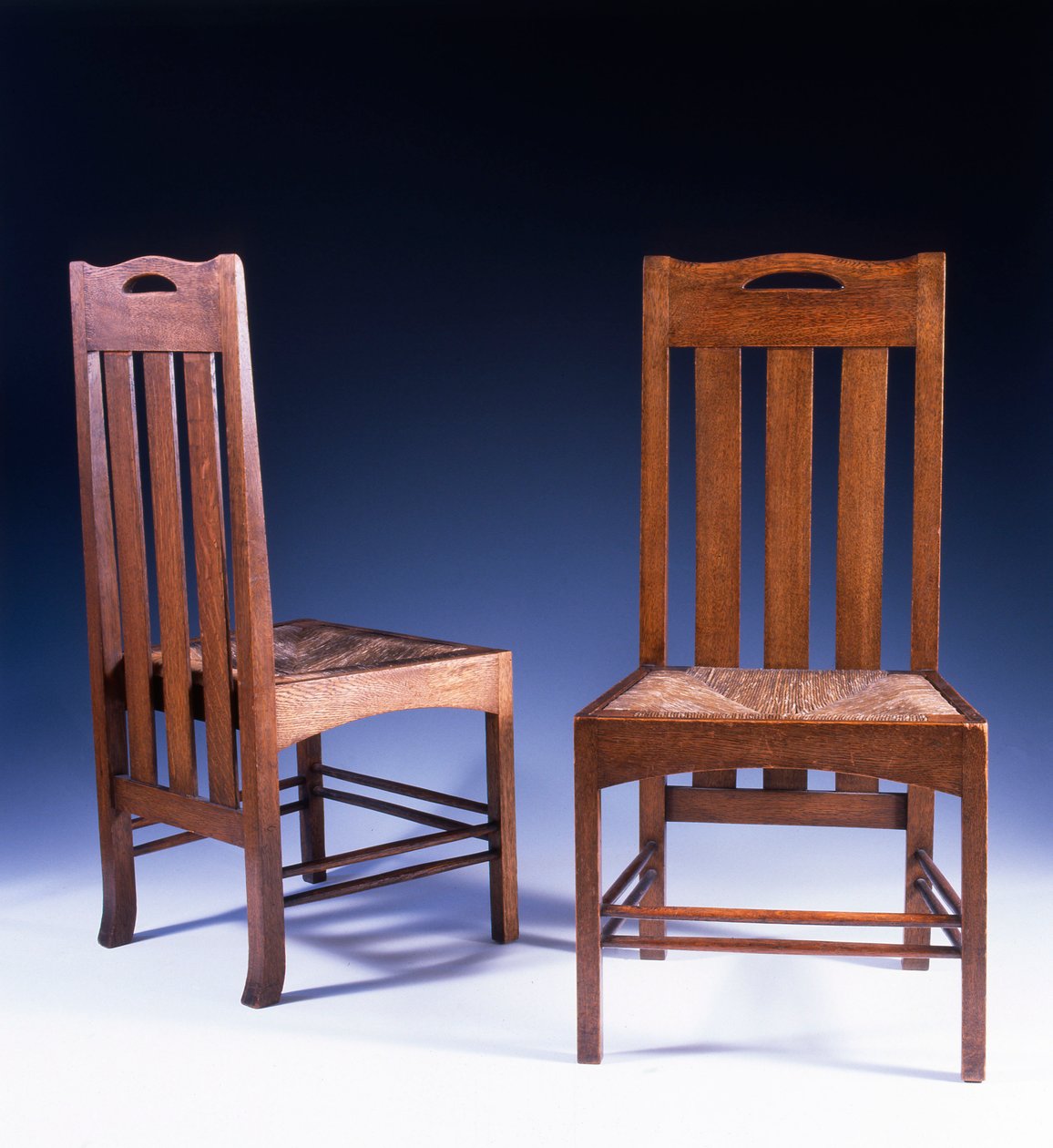 查尔斯·雷尼·麦金托什（Charles Rennie Mackintosh）为亚皆老街茶室设计的橡木餐椅，约1898-99年 作者 查尔斯·雷尼·麦金托什