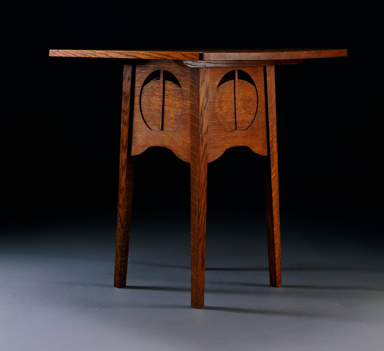 为格拉斯哥亚皆老街茶室设计的名片桌，1888-89年 作者 查尔斯·雷尼·麦金托什