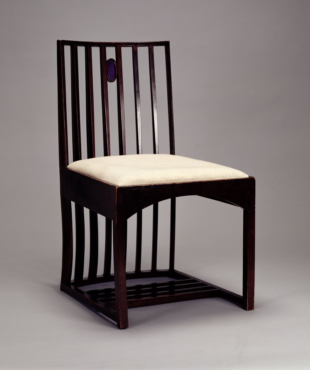 格拉斯哥HousHill绘图室的椅子，1904年（木材染成深色，镶嵌彩色玻璃） 作者 查尔斯·雷尼·麦金托什