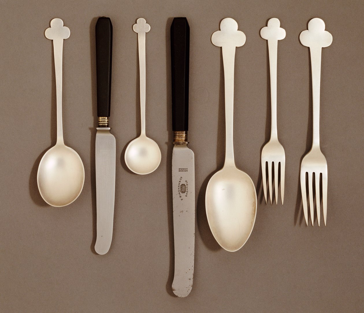 电镀桌服务，用于E. Bingham＆Co.，约1906年 作者 查尔斯·雷尼·麦金托什