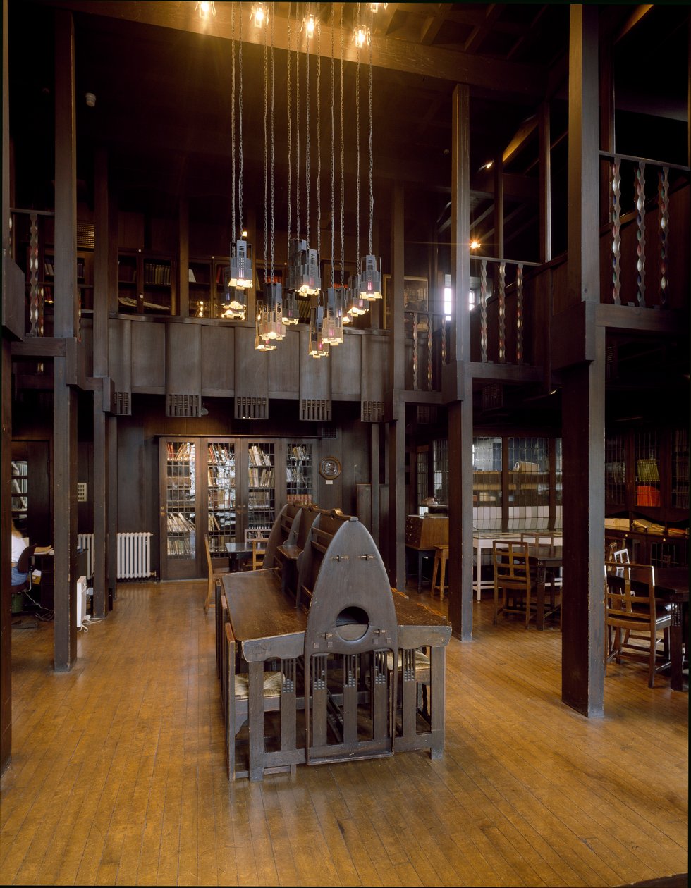 由建筑师 Charles Rennie Mackintosh (1868-1928) 设计的美术学院阅览室的内景 作者 查尔斯·雷尼·麦金托什