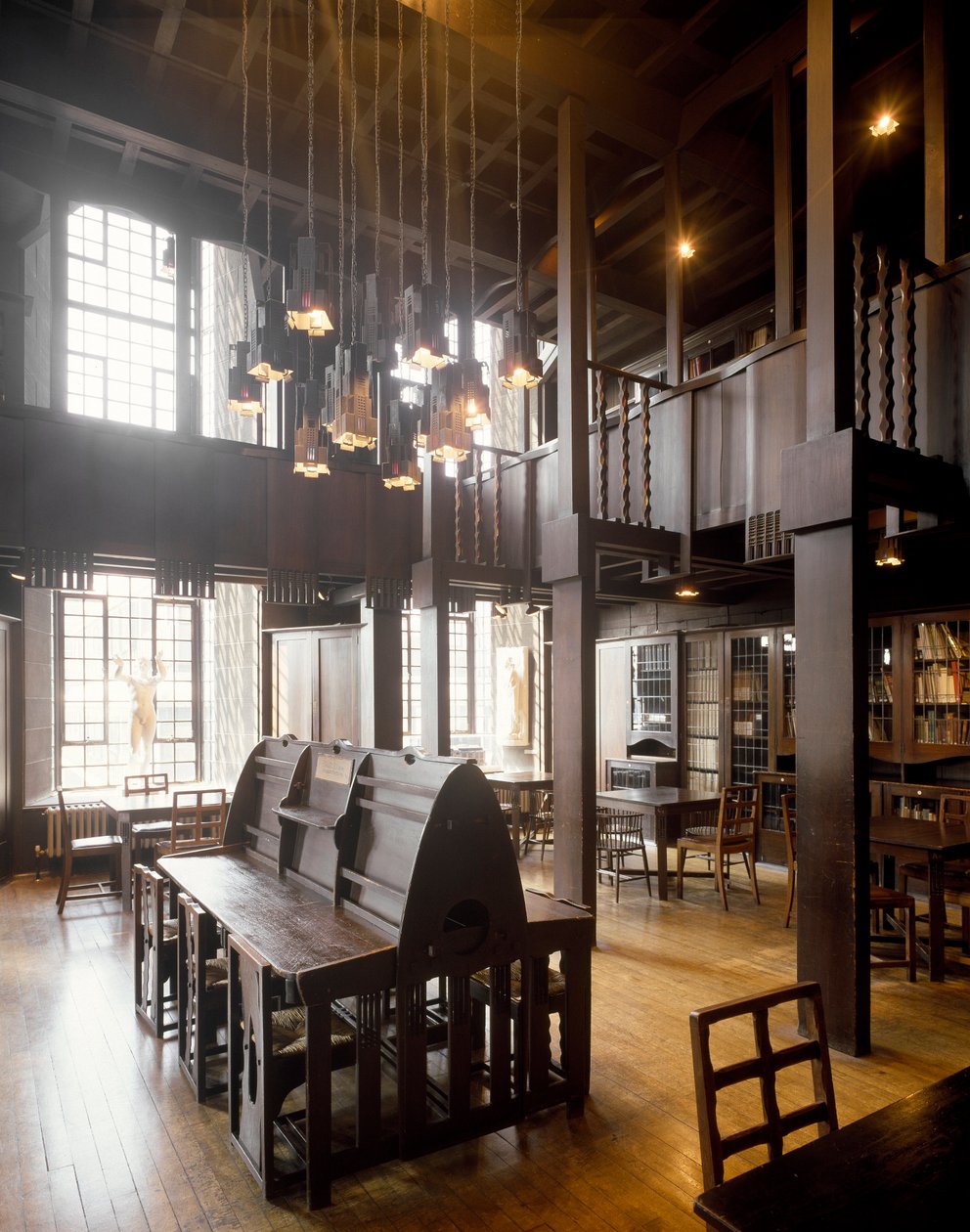 由建筑师 Charles Rennie Mackintosh (1868-1928) 设计的美术学院阅览室的内景 作者 查尔斯·雷尼·麦金托什