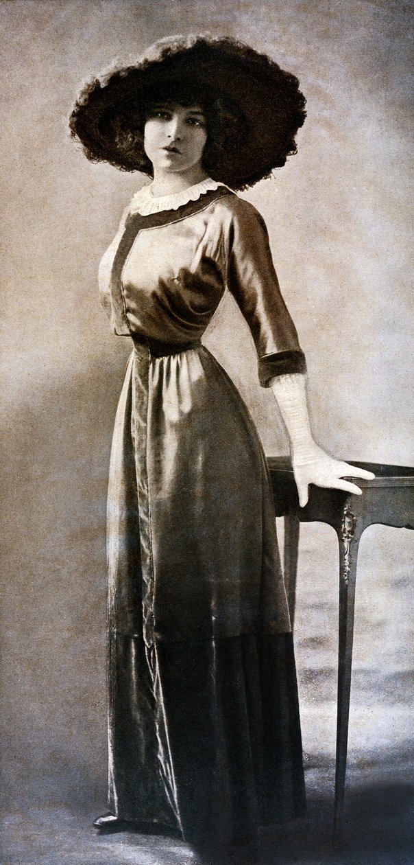 Emilie Bouchaud 的肖像，极地黄蜂的腰部，1909 年左右（黑白照片） 作者 查尔斯·鲁特林格