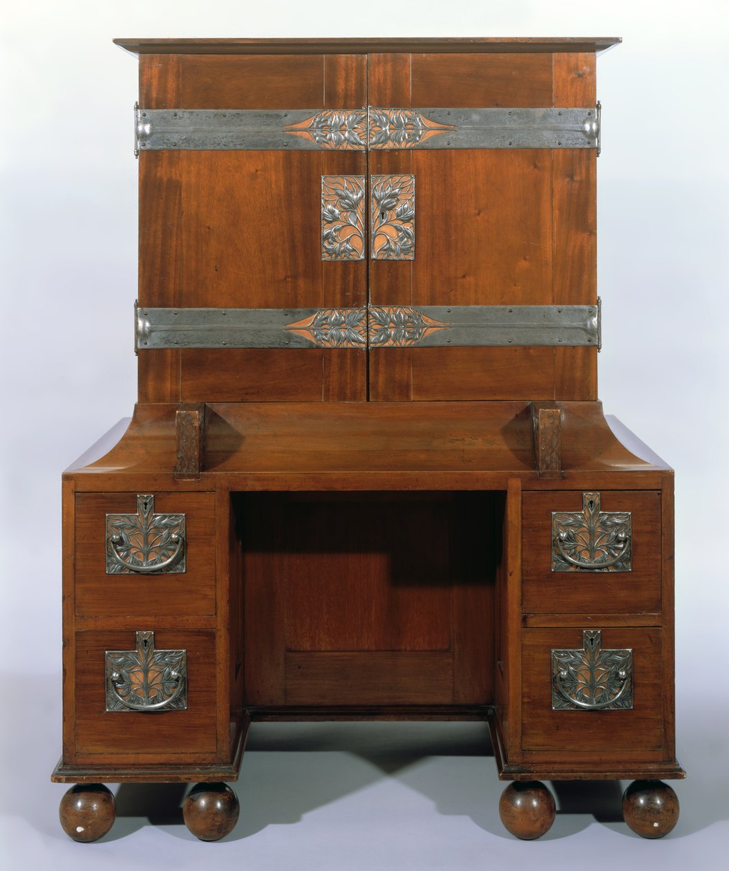 橱柜 - 前封闭，1898年（桃花心木和白色冬青）（另见272466,272468） 作者 查尔斯·罗伯特·阿什比