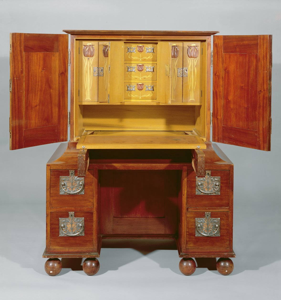 橱柜 - 正面开放，1898年（桃花心木和白色冬青）（另见272467-468） 作者 查尔斯·罗伯特·阿什比