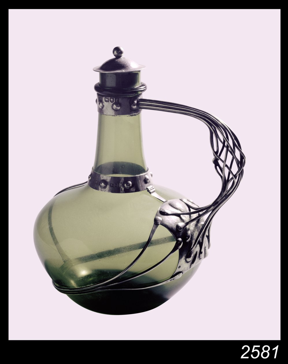 装有制造商标志的银色绿色玻璃滗水器，1901年（玻璃和银色）工艺品公会 作者 查尔斯·罗伯特·阿什比