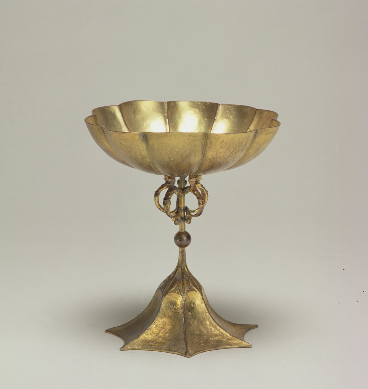 运动杯，c.1895（金属制品） 作者 查尔斯·罗伯特·阿什比