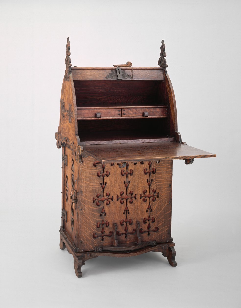 书桌，c.1889（橡木，铁，油漆和粗麻布） 作者 查尔斯·罗夫斯