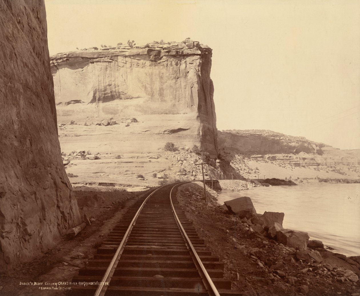 道奇悬崖，大河峡谷，1870 年（照片） 作者 查尔斯·罗斯科（Charles Roscoe）Savage